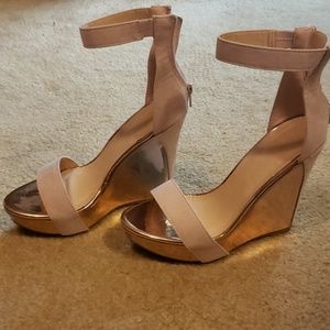 NWOT Nude and Rose Gold Wedges